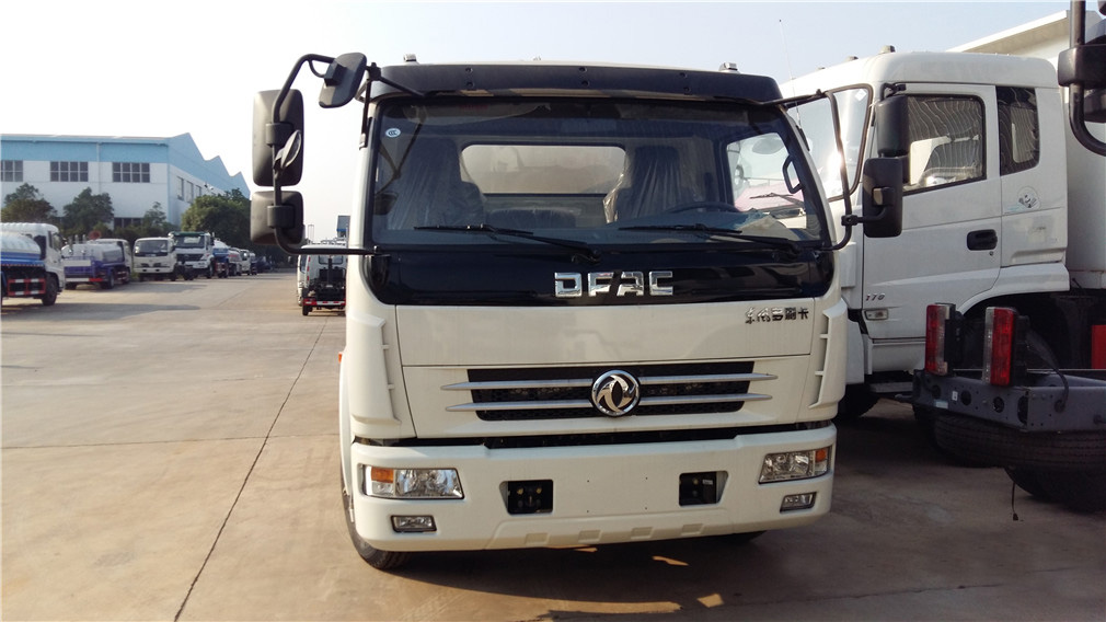 東風大多利卡7方吸污車