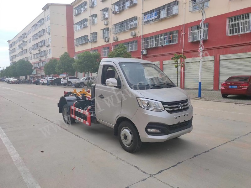 長安后雙輪勾臂垃圾車價(jià)格 環(huán)衛(wèi)3-4方勾臂垃圾車廠家 藍(lán)牌勾臂垃圾車報(bào)價(jià)