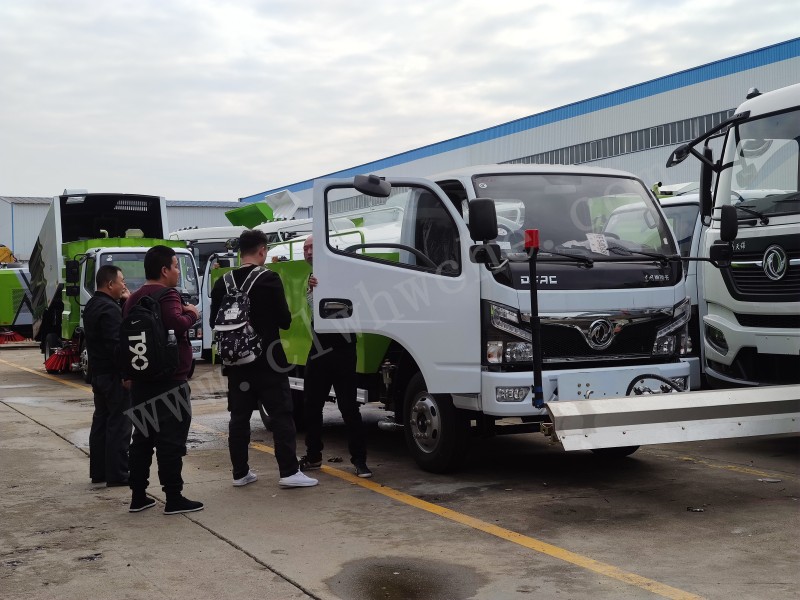 東風小多利卡4方路面清洗車 小型路面養(yǎng)護車廠家 清洗車報價