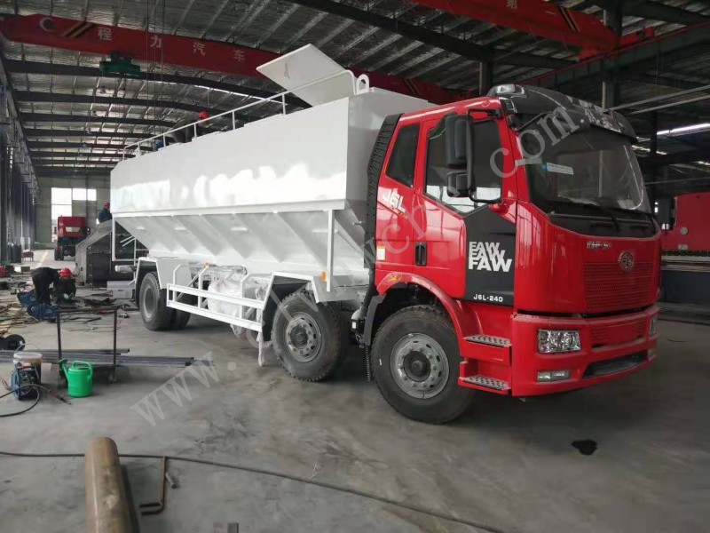 解放J6小三軸30方散裝飼料運輸車