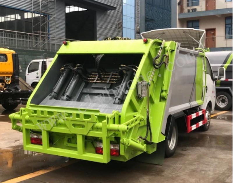 東風(fēng)途逸4方壓縮式垃圾車