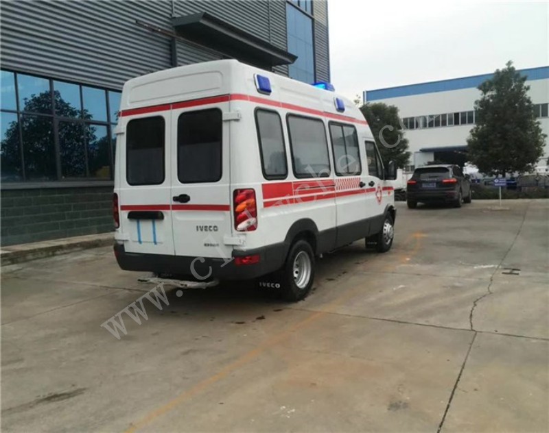 依維柯轉(zhuǎn)運型救護車