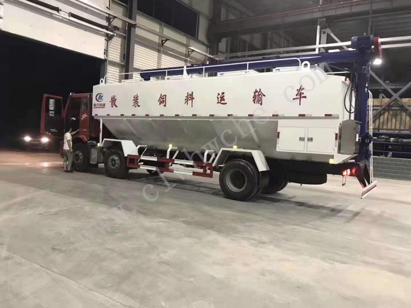 解放J6小三軸30方散裝飼料運輸車