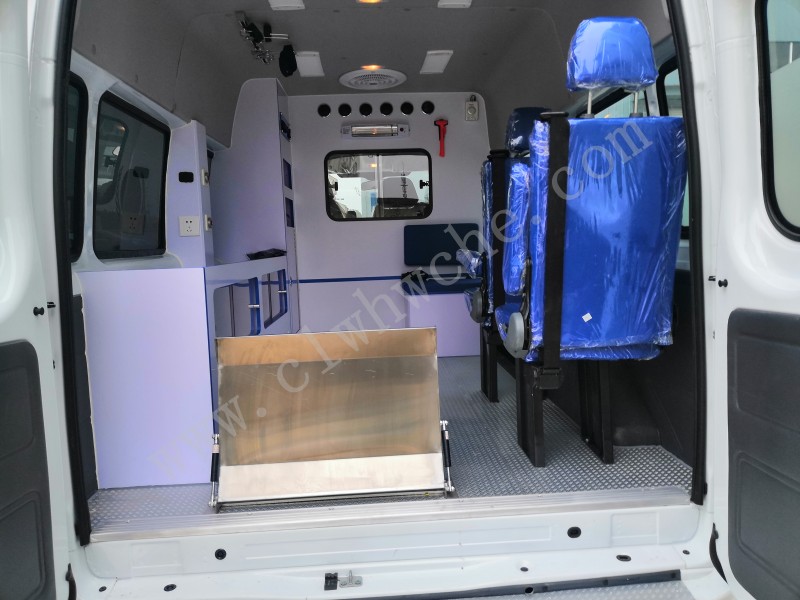 福特V348短軸中頂轉(zhuǎn)運型救護車