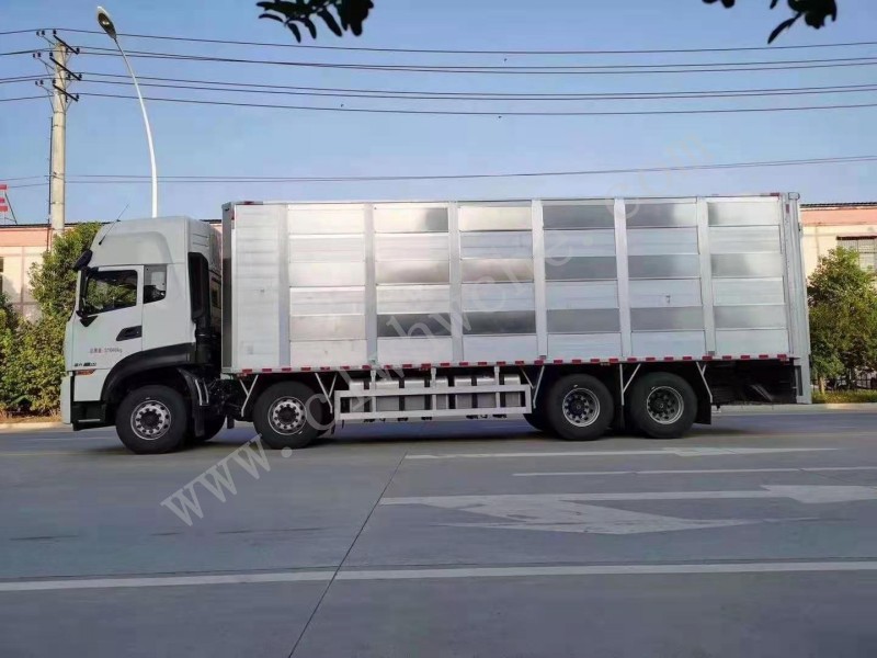 東風(fēng)天龍前四后八畜禽運(yùn)輸車（運(yùn)豬車） 