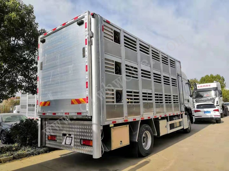 福田歐曼前四后八畜禽運(yùn)輸車（運(yùn)豬車）