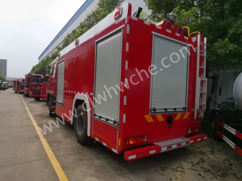 重汽豪沃8噸水罐消防車