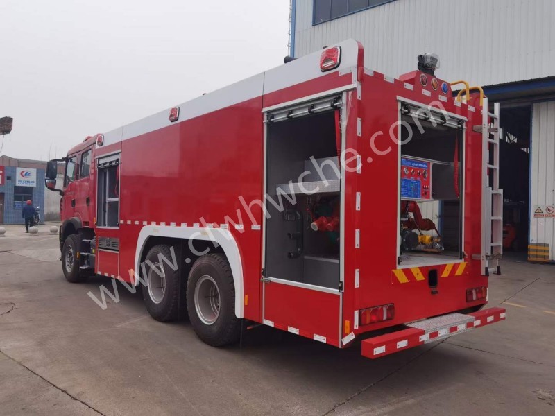 重汽豪沃16噸水罐消防車