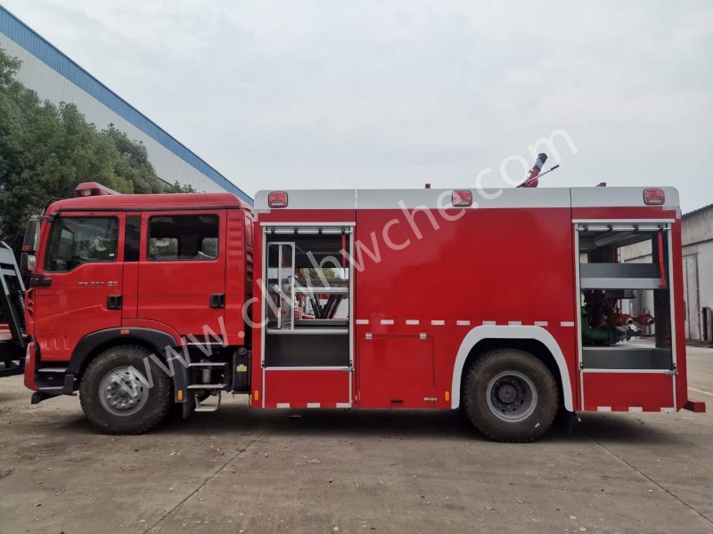 重汽豪沃8噸水罐消防車