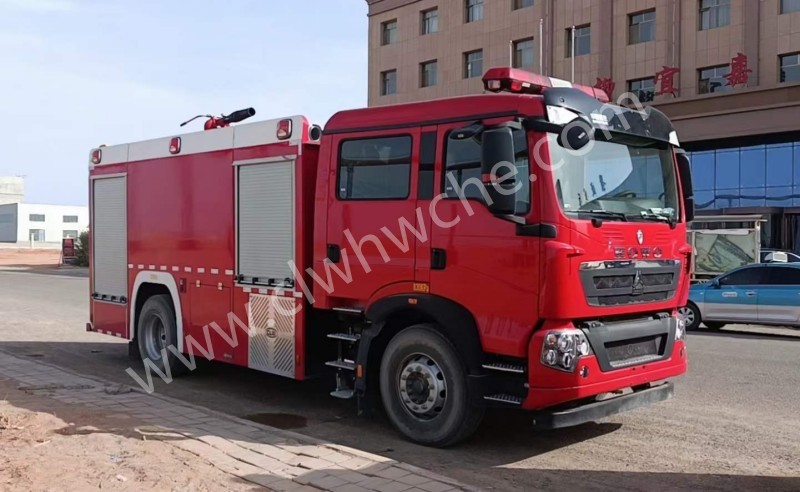 重汽豪沃8噸水罐消防車