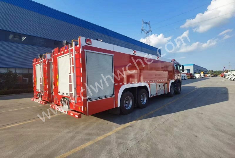重汽豪沃25噸水罐消防車